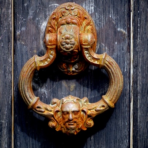Heurtoir de porte en anneau avec visage et fleur - France  - collection de photos clin d'oeil, catégorie portes